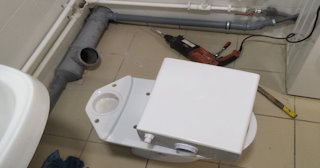 Установка напольного унитаза в Горно-Алтайске: монтаж под ключ от СантехДомГрн от 5104 рублей.